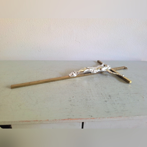 Brass crucifix and aluminum Jesus - Picture 6 of 10